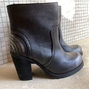 RIBA Rockin Black Metallic 💚NWOB💚 Boots size 6 Block Heel